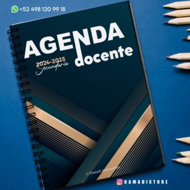 Una agenda docente para el año 2024-2025 para la escuela secundaria se coloca sobre una superficie azul con varios lápices de colores esparcidos a su alrededor. La portada es oscura, con diseños geométricos dorados y verde azulado. El texto dice "+52 498 120 99 18" y "@DAMADISTORE" en la esquina inferior.