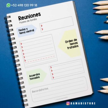 Un cuaderno de espiral titulado "Reuniones Padres de familia" está abierto sobre una mesa con secciones etiquetadas como "Fecha y tema central", "Orden de temas tratados", "Acuerdos tomados" y "Recordatorios". Hay lápices de colores esparcidos al lado del cuaderno. Se muestra el número de WhatsApp.