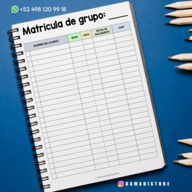 Un cuaderno con un formulario titulado "Matrícula de grupo" con columnas para nombre del estudiante, edad, sexo, fecha de nacimiento y CURP. La portada incluye un número de contacto de WhatsApp y "DAMADISTORE" en la parte inferior derecha. Al lado del cuaderno hay una fila de lápices de colores.