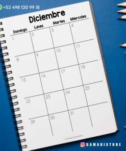 Un cuaderno de espiral que muestra un calendario de diciembre con espacios en blanco para cada día. El cuaderno está colocado sobre una superficie azul y hay lápices de colores en el lado derecho. Los detalles de contacto y un identificador de redes sociales son visibles en la parte superior e inferior de la imagen.