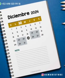 Hay una agenda abierta sobre una superficie azul que muestra el calendario de diciembre de 2024. El día 25 está resaltado. Hay cinco lápices colocados en la esquina superior derecha. Los datos de contacto y el identificador @damadistore se muestran en la imagen.