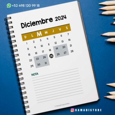 Hay una agenda abierta sobre una superficie azul que muestra el calendario de diciembre de 2024. El día 25 está resaltado. Hay cinco lápices colocados en la esquina superior derecha. Los datos de contacto y el identificador @damadistore se muestran en la imagen.