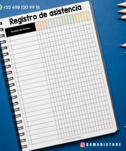 Un cuaderno de registro de asistencia encuadernado en espiral con columnas para los nombres de los estudiantes, días de la semana y secciones codificadas por colores. Los lápices están esparcidos sobre la superficie azul al lado del cuaderno. Los detalles de contacto y los identificadores de redes sociales se muestran en la parte superior e inferior.