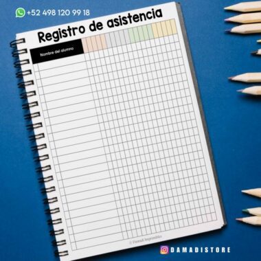 Un cuaderno de registro de asistencia encuadernado en espiral con columnas para los nombres de los estudiantes, días de la semana y secciones codificadas por colores. Los lápices están esparcidos sobre la superficie azul al lado del cuaderno. Los detalles de contacto y los identificadores de redes sociales se muestran en la parte superior e inferior.