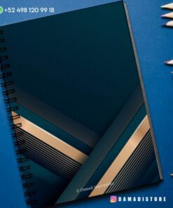 Sobre una superficie azul se coloca un cuaderno de espiral con un diseño de portada geométrico abstracto en tonos de azul, beige y negro. Cerca hay varios lápices de colores. La información de contacto se muestra en las esquinas superior izquierda e inferior derecha de la imagen.