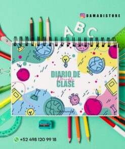 Una colorida composición de útiles escolares con tijeras, lápices, regla y sujetapapeles alrededor de un cuaderno espiral titulado "DIARIO DE CLASE". El cuaderno tiene ilustraciones de manzanas, globos terráqueos y bombillas. Contacto: +52 498 120 99 18. Instagram: @damadistore.