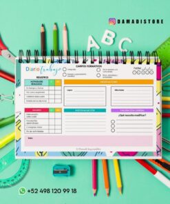 Una colorida agenda de espiral para profesores está rodeada de diversos artículos de papelería como tijeras, lápices de colores, una regla, un sacapuntas, marcadores y un transportador. La agenda incluye secciones para registros, objetivos, acciones y evaluaciones.
