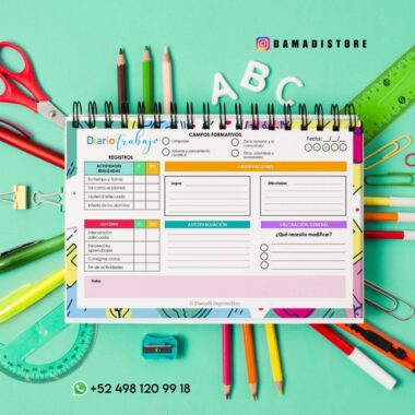 Una colorida agenda de espiral para profesores está rodeada de diversos artículos de papelería como tijeras, lápices de colores, una regla, un sacapuntas, marcadores y un transportador. La agenda incluye secciones para registros, objetivos, acciones y evaluaciones.