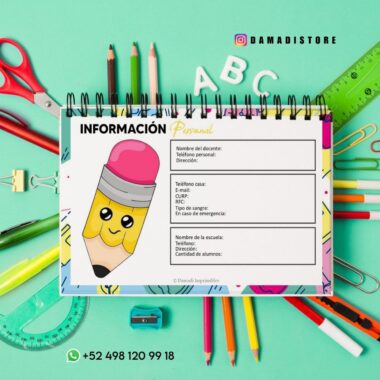 Un diseño colorido presenta un lápiz de dibujos animados con una cara sonriente sobre un cuaderno con formularios para información personal. Alrededor del cuaderno hay varios útiles escolares como tijeras, reglas y lápices de colores. Se pueden ver los datos de contacto y las redes sociales.