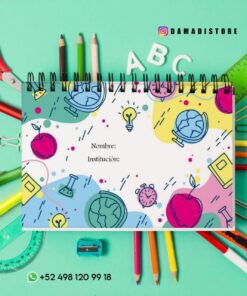 Cuaderno escolar colorido sobre fondo verde azulado, rodeado de lápices, tijeras, clips y reglas. El cuaderno presenta ilustraciones de manzanas, globos terráqueos y bombillas. Incluye información de contacto y su cuenta en redes sociales: 