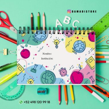 Cuaderno escolar colorido sobre fondo verde azulado, rodeado de lápices, tijeras, clips y reglas. El cuaderno presenta ilustraciones de manzanas, globos terráqueos y bombillas. Incluye información de contacto y su cuenta en redes sociales: "DAMADISTORE".