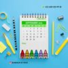 Un colorido calendario de septiembre de 2026 en un cuaderno de espiral sobre fondo azul, rodeado de material de oficina como lápices, clips y notas adhesivas. También se ven la información de contacto y una cuenta de redes sociales.