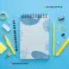 Diseño plano de un juego de papelería con temática azul sobre fondo azul. Incluye un cuaderno estampado, lápices, clips, goma de borrar, sacapuntas y un resaltador. Al fondo se ven un número de teléfono y una cuenta de redes sociales.