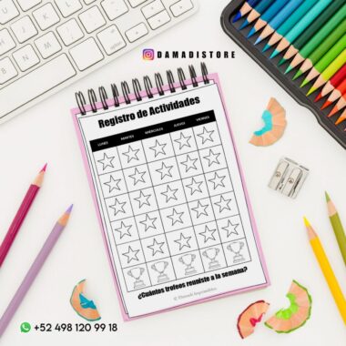 Una hoja de registro de actividades encuadernada en espiral muestra una cuadrícula con los días de la semana y contornos de estrellas. Lápices de colores, virutas, un sacapuntas y tijeras rosas rodean la hoja sobre una superficie blanca. La información de contacto de WhatsApp se muestra en la parte inferior izquierda.
