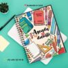Una agenda docente colorida presenta útiles escolares ilustrados, como libros, lápices, una mochila y una calculadora, en una cubierta de espiral. La información de contacto y una pequeña planta se ven sobre un vibrante fondo turquesa.