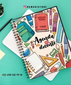 Una agenda docente colorida presenta útiles escolares ilustrados, como libros, lápices, una mochila y una calculadora, en una cubierta de espiral. La información de contacto y una pequeña planta se ven sobre un vibrante fondo turquesa.