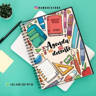 Una agenda docente colorida presenta útiles escolares ilustrados, como libros, lápices, una mochila y una calculadora, en una cubierta de espiral. La información de contacto y una pequeña planta se ven sobre un vibrante fondo turquesa.