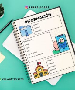 Fotografía cenital de un cuaderno de espiral sobre una superficie azul con campos de información etiquetados en español. Se ven iconos de contacto, emergencia y datos personales. Cerca hay un bolígrafo, un clip y una pequeña maceta. El texto muestra un número de teléfono.