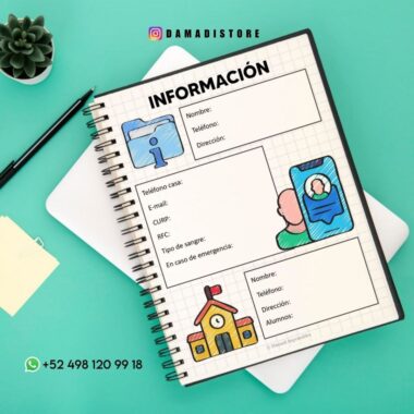 Fotografía cenital de un cuaderno de espiral sobre una superficie azul con campos de información etiquetados en español. Se ven iconos de contacto, emergencia y datos personales. Cerca hay un bolígrafo, un clip y una pequeña maceta. El texto muestra un número de teléfono.