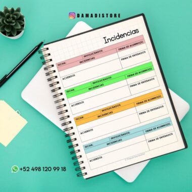 Un cuaderno de espiral con la etiqueta "Incidencias" sobre una superficie verde azulado, rodeado de una suculenta y un bloc de notas. Las páginas incluyen tablas para registrar fechas, partes involucradas, incidentes, acuerdos y firmas. Se puede ver un número de contacto de WhatsApp.