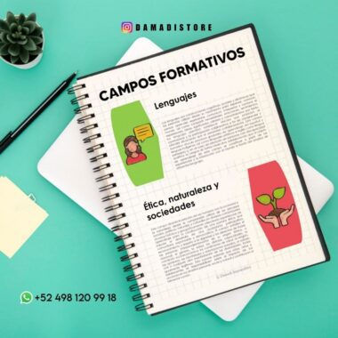 Un cuaderno de espiral abierto por las páginas tituladas "Campos Formativos" con secciones para "Lenguajes" y "Ética, naturaleza y sociedades". Las ilustraciones incluyen una persona hablando y una planta. Cerca hay una planta, notas adhesivas y un bolígrafo sobre un fondo verde.