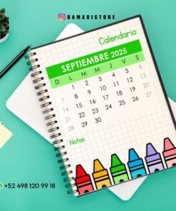Un calendario de 2025 abierto por septiembre se muestra en un cuaderno de espiral con dibujos de crayones de colores en la parte inferior. El cuaderno tiene una superficie verde azulado con una pequeña planta y dos notas adhesivas a un lado. La información de contacto está en una esquina.