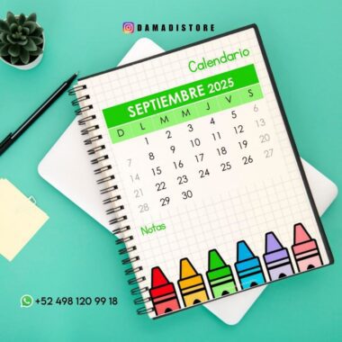Un calendario de 2025 abierto por septiembre se muestra en un cuaderno de espiral con dibujos de crayones de colores en la parte inferior. El cuaderno tiene una superficie verde azulado con una pequeña planta y dos notas adhesivas a un lado. La información de contacto está en una esquina.