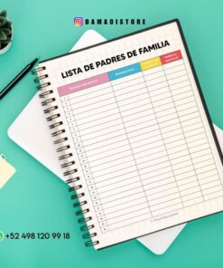 Un cuaderno espiral sobre una superficie verde azulado titulado 
