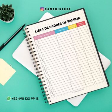 Un cuaderno espiral sobre una superficie verde azulado titulado "Lista de Padres de Familia". Es una tabla con columnas para "Nombre del alumno", "Nombre del tutor", "Teléfono" y "Firma". Cerca hay unas pequeñas notas adhesivas y un bolígrafo. Información de contacto en la parte inferior.
