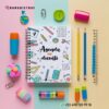 Una colorida composición plana con una agenda de profesora con garabatos, rodeada de lápices, bolígrafos, un teléfono, un reloj, un borrador de globo terráqueo, una pelota antiestrés arcoíris y subrayadores sobre un fondo rosa pastel y azul. Información de contacto en la parte inferior.