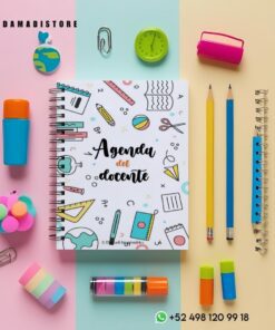 Una colorida composición plana con una agenda de profesora con garabatos, rodeada de lápices, bolígrafos, un teléfono, un reloj, un borrador de globo terráqueo, una pelota antiestrés arcoíris y subrayadores sobre un fondo rosa pastel y azul. Información de contacto en la parte inferior.