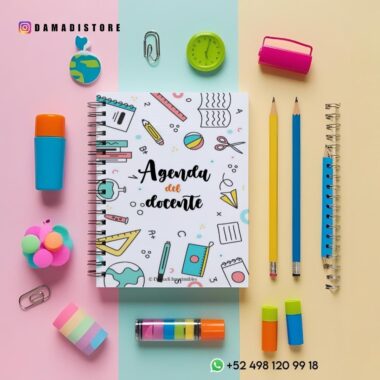 Una colorida composición plana con una agenda de profesora con garabatos, rodeada de lápices, bolígrafos, un teléfono, un reloj, un borrador de globo terráqueo, una pelota antiestrés arcoíris y subrayadores sobre un fondo rosa pastel y azul. Información de contacto en la parte inferior.