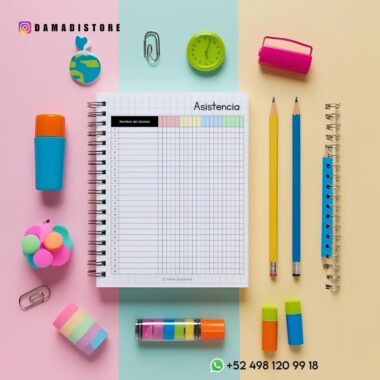 Cuaderno espiral con la etiqueta "Asistencia", con secciones coloridas, centrado sobre un fondo tricolor pastel. Alrededor, hay artículos de papelería como lápices, bolígrafos, una goma de borrar con forma de globo terráqueo, sacapuntas, clips y chinchetas de colores vibrantes.