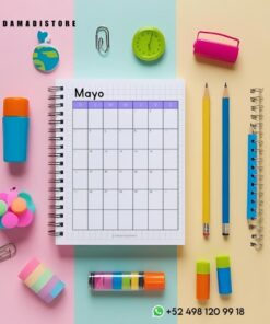 Material de oficina colorido sobre fondo pastel. Incluye un calendario de mayo, lápices, sujetapapeles, blocs de notas pequeños, un reloj, un globo terráqueo y gomas de borrar. El texto en la esquina incluye la cuenta de Instagram @damadistore y un número de WhatsApp.