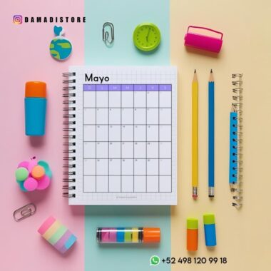 Material de oficina colorido sobre fondo pastel. Incluye un calendario de mayo, lápices, sujetapapeles, blocs de notas pequeños, un reloj, un globo terráqueo y gomas de borrar. El texto en la esquina incluye la cuenta de Instagram @damadistore y un número de WhatsApp.
