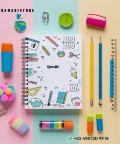 Una composición plana y colorida que incluye un cuaderno con una portada con dibujos, lápices, bolígrafos, subrayadores, un borrador con forma de globo terráqueo, clips, un pequeño reloj y bálsamos labiales sobre un fondo multicolor. Se ven la información de contacto y el nombre de la tienda.