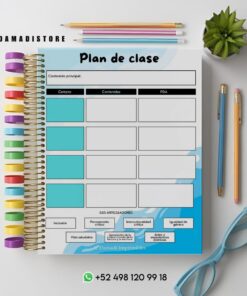 Una colorida plantilla de plan de clase encuadernada en espiral sobre una mesa, con secciones para contenido, áreas de aprendizaje y objetivos educativos. Cerca hay una pequeña planta verde, dos lápices, un bolígrafo azul y un clip. La información de contacto y las redes sociales son visibles.