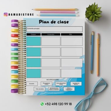 Una colorida plantilla de plan de clase encuadernada en espiral sobre una mesa, con secciones para contenido, áreas de aprendizaje y objetivos educativos. Cerca hay una pequeña planta verde, dos lápices, un bolígrafo azul y un clip. La información de contacto y las redes sociales son visibles.