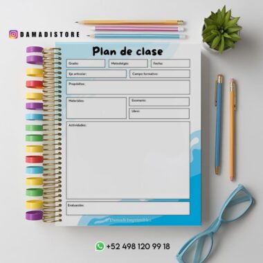 Un planificador colorido con pestañas de arcoíris y una página titulada "Plan de clase" en español, rodeado de cuatro lápices, una pequeña planta, vasos e información de contacto.