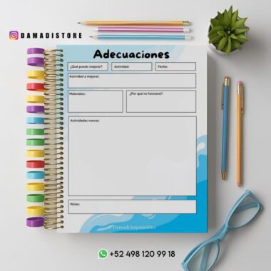 Una agenda de espiral con pestañas de colores a la izquierda, con secciones tituladas "Adecuaciones". La agenda está rodeada por unas gafas, lápices y una pequeña planta. La información de contacto está impresa en la parte inferior.