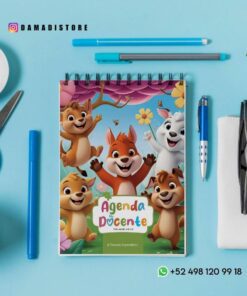 Una colorida agenda para profesor con dibujos de animales en la portada está rodeada de papelería azul, tijeras y una maceta sobre un fondo azul claro. Se ven las redes sociales y los datos de contacto de WhatsApp.