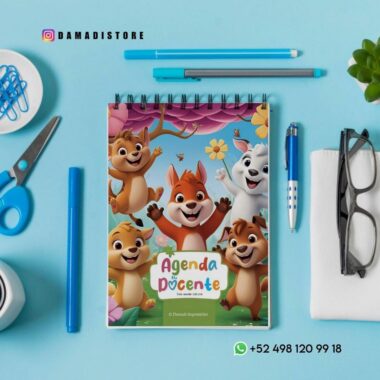 Una colorida agenda para profesor con dibujos de animales en la portada está rodeada de papelería azul, tijeras y una maceta sobre un fondo azul claro. Se ven las redes sociales y los datos de contacto de WhatsApp.