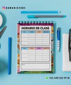 Un cuaderno de espiral con el horario de clases está centrado en un escritorio azul con tijeras, sujetapapeles, un bolígrafo, gafas, una planta y un rotulador blanco cerca. El horario está en español y decorado con personajes de dibujos animados.
