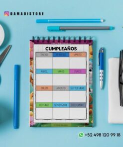 Un organizador de cumpleaños sobre una mesa con material de oficina, incluyendo tijeras, bolígrafos, un lápiz, gafas y sujetapapeles. El organizador tiene los meses en español y espacios para escribir nombres. La información de contacto se muestra en la parte inferior derecha.