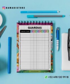 Un cuaderno colorido con el registro de tareas se coloca sobre un escritorio con artículos de papelería de color azul, anteojos, una planta y un número de teléfono de contacto que se muestra en la parte inferior derecha.