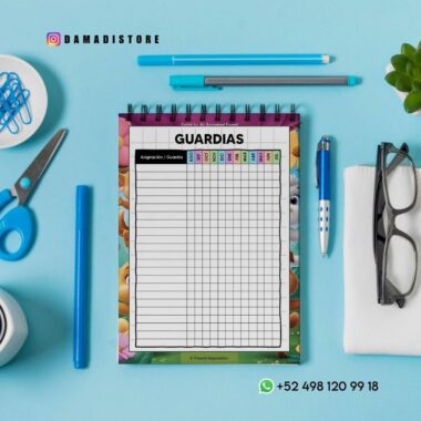 Un cuaderno colorido con el registro de tareas se coloca sobre un escritorio con artículos de papelería de color azul, anteojos, una planta y un número de teléfono de contacto que se muestra en la parte inferior derecha.