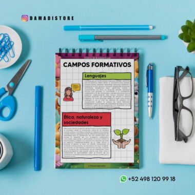 Un cuaderno espiral con páginas coloridas etiquetadas como "Campos Formativos" se encuentra sobre una superficie blanca rodeado de tijeras, bolígrafos, clips, vasos, una planta y un número de teléfono para contactarse por WhatsApp.