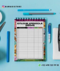 Una hoja de registro de estilos de aprendizaje se coloca sobre un escritorio con tijeras azules, un bolígrafo azul, chinchetas, un lápiz, gafas y una planta. La información de contacto y las redes sociales son visibles en la imagen.
