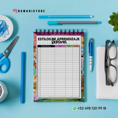 Una hoja de registro de estilos de aprendizaje se coloca sobre un escritorio con tijeras azules, un bolígrafo azul, chinchetas, un lápiz, gafas y una planta. La información de contacto y las redes sociales son visibles en la imagen.