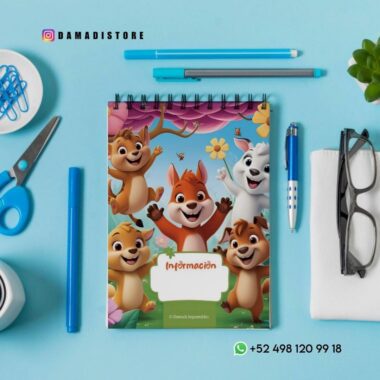 Un cuaderno de espiral con dibujos de animales en la portada está rodeado de tijeras azules, clips, bolígrafos, un rotulador, una planta y un teléfono. El cuaderno tiene la etiqueta "Información". Se muestra la información de contacto de la tienda Damadi.